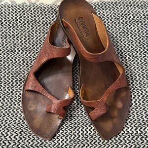 Cydwoq Key Sandals